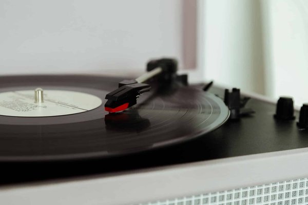 Tourne-disque vintage : astuces pour le mettre en valeur dans votre décoration